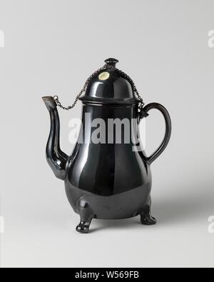 Cafetière avec couvercle opaque noir poterie avec glaçure, en forme de poire cafetière avec couvercle opaque noir avec la poterie glaze la verseuse a une oreille en forme de C, un en forme de S et de la tuyère d'un couvercle haut cintré avec un bouton. Le bec a un cadre avec une chaîne. La chaîne s'étend de la tuyère dans le bouton du couvercle et de là à l'oreille. La verseuse est sur trois petites jambes., anonyme, Jackfield, ch. 1740 - c. 1770, argile, h 25,1 cm h 19,5 cm × 13,4 cm × w d 19,3 cm d 12,8 cm d 9,2 cm × H 6,5 cm Banque D'Images