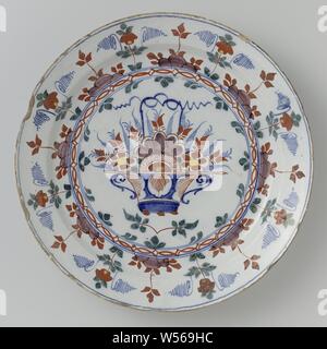 Plat de faïence polychromé, plat rond de faïence peint multicolores, avec un vase de fleurs sur le plateau et les fleurs et les feuilles sur la jante., anonyme, Delft, c. 1760 - c. 1790, faïence, émail, d'étain 35,6 cm × H 5,2 cm Banque D'Images