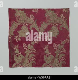 Fragment de tête-rouge avec un tissu en soie damassée d'or avec un motif de feuilles stylisées et de fleurs avec des ombelles de fleurs, feuilles et fruits, un fragment de tête-rouge avec un motif damassé de fleurs et feuilles stylisées, sur lequel le fil argenté modèle de rangées de bulbes à fleurs virant à gauche et droite alternativement rempli de grenades et rosette fleurs avec un coeur en forme de poire. L'argent et blanc., anonyme, Pays-Bas), ch. 1695 - c. 1760, la soie, Damas, H 49 cm × w 51,5 cm l 25,5 cm l 0,4 cm Banque D'Images