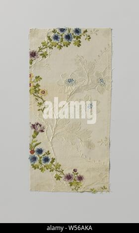 Fragment de soie brodée multicolore, trois fragments de tissu en soie blanche avec un motif de fleurs multicolores., anonyme, Pays-Bas), ch. 1740 - c. 1760, la soie, H 36 cm × w 17,9 cm Banque D'Images