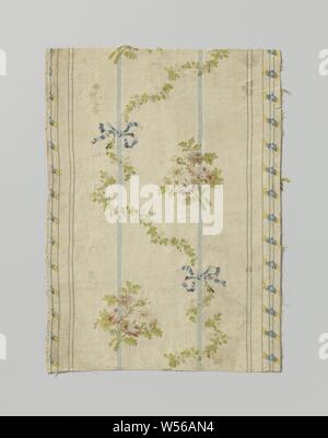 Fragment de soie multicolores Pekin, un fragment de soie rayé bleu et blanc avec des bouquets colorés, des arcs et des guirlandes. Remarque : à bords biseautés, de 0,4 cm, tissage ordinaire., anonyme, Pays-Bas, 1750, soie, h 38,4 cm × w 28 cm l 26,5 cm l 0,5 cm Banque D'Images