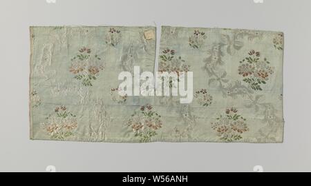 Fragment de satin de soie multicolores, fragment de tissu en soie multicolore. Un sol vert a un motif de feuilles stylisées blanches, d'arcs, de guirlandes de fleurs multicolores avec des branches dans entre., anonyme, Espagne, 1750, soie, H 24 cm × w 53 cm l 18 cm l 0,4 cm Banque D'Images