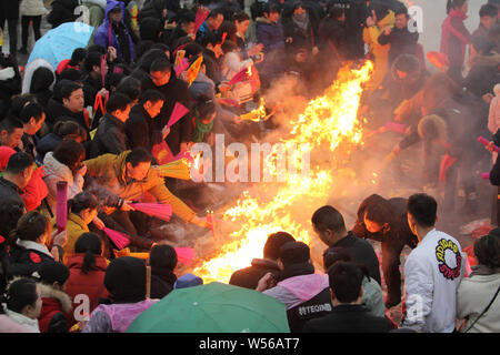 Les fidèles chinois brûler joss sticks (encens) à prier pour la bonne fortune et la bénédiction au cours de la Nouvelle Année lunaire chinoise ou fête du printemps à l'Guiy Banque D'Images