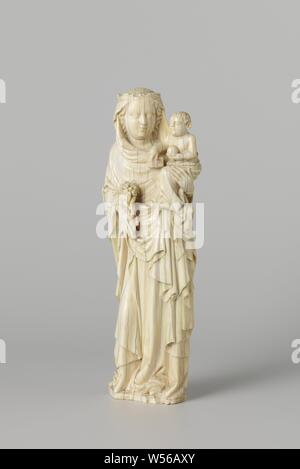 Vierge à l'enfant debout Marie avec l'enfant, Marie est debout sur la jambe gauche, la jambe droite est légèrement pliée et le pied, son corps légèrement penché vers la gauche. Dans la main droite elle tient un rameau en fleurs, sur le bras gauche elle a l'enfant, qui est enveloppée dans son voile à la taille. Elle a soulevé son pied gauche, dont les doigts sont tout juste visibles, à partir de la droite la plante du pied est visible à travers le voile. Dans la main droite l'enfant tient un livre par l'arrière, dans la main gauche un globe. Marie porte une couronne sur le long voile, qui est tourné vers la droite, est soulevé par le bras gauche Banque D'Images