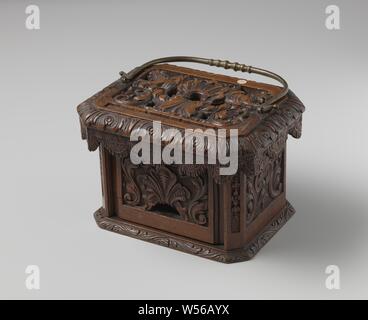 Stew, et richement sculptée avec poignée en cuivre, un ragoût avec chanfrein, de rose. Le ragoût est richement cut et dispose d'une poignée de cuivre., anonyme, Pays-Bas (peut-être), 1700 - 1715, le bois (matière végétale), noyer (bois dur), chêne (bois), de cuivre (métal), H 18 cm × 27,5 cm × w d 21 cm Banque D'Images