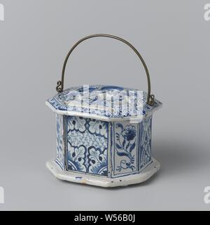 Plaque rectangulaire de faïence peinte en bleu, appartenant à un plan octogonal cuisinière, fleurs, ornement, anonyme, Makkum, 1760, argile, étain glaze, H 7,5 cm 5,5 cm × L × w 0,7 cm Banque D'Images