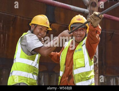 Beijing, la province chinoise du Sichuan. 26 juillet, 2019. Les membres du personnel travaillent sur un site de construction de piste de Lin'an, la zone de développement économique et technologique de Yibin, dans le sud-ouest de la province chinoise du Sichuan, le 26 juillet 2019. Malgré la chaleur torride, les travailleurs d'onde collé à leurs postes à l'extérieur pour assurer l'avancement des projets. Credit : Liu Kun/Xinhua/Alamy Live News Banque D'Images