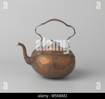 Chaudron avec ornement rocaille et guirlandes de fleurs, l'objet comprend les pièces en grande partie chassés de plaque : le pot placé sur un anneau, le bec verseur, le couvercle et le bouton, les deux ornements autour de la poignée de pièces jointes et la poignée. Le pot et le couvercle de la tuyère, ont fait l'ornement rocaille et guirlandes de fleurs. Le bouton de porte a la forme d'un oiseau. Les ornements en fonte autour des pièces jointes se composent d'un masque entouré de rocailles et un masque entouré de guirlandes de fleurs. Poignée en forme de l'orthèse a été réparé à certains endroits. Le pot a un nouveau bas, le mur, le bec et Banque D'Images