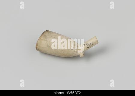 Fragment d'une pipe, fragment d'une pipe avec les lettres se cacha, Slot Loevestein, anonyme, c. 1400 - c. 1950, argile, l'argile, du tuyau de 5,8 cm l 4,4 cm × w 2.1 cm Banque D'Images