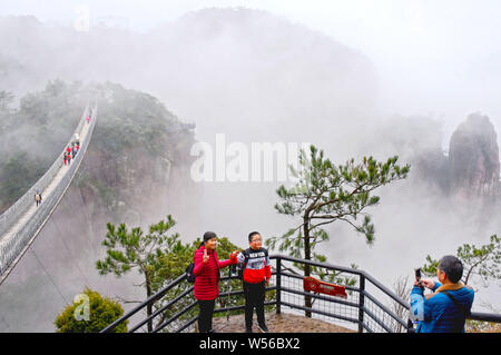 Une vue de mer de nuages à travers la Parc National de Xianju autour de la montagne dans la ville de Taizhou, Zhejiang Province de Chine orientale, 24 février Banque D'Images