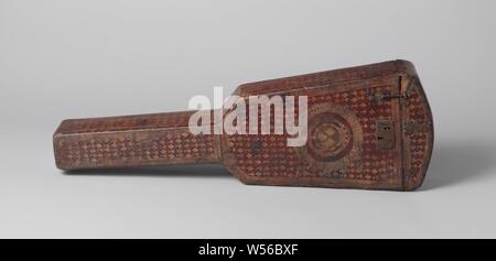 Cas en bois avec des dorures et pressé, recouverte de cuir ou de cas cas de guitare en bois avec appuyé et recouverte de cuir doré. En haut d'une arme couronné avec trois nénuphars autour de la band. Contexte couverte de nénuphars et une couronné L ( ?). Châssis plaqué or., anonyme, France, ch. 1610 - c. 1643, bois (matière végétale), cuir, dorure (matériau), dorure, d 17,0 cm × w 32,0 cm × h 100,0 cm Banque D'Images