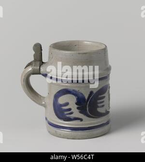 Tankard avec un monogramme stylisé et foliée morte, beer mug cylindrique faite de grès en forme de C avec une oreille. Partiellement recouvert de bleu de cobalt. Entre deux adulte avec une ligne bleue horizontale, un imprimé et gaufré monogramme est imposé par les lettres 'G R' (George Rex, ou le Roi George d'Angleterre) dans un médaillon avec des feuilles. Feuille de vigne stylisés gravés autour du médaillon. À l'oreille la charnière pour un cadre en étain, le couvercle est manquant. Westerwald., anonyme, Westerwald, ch. 1710 - c. 1730, Grès, glaçure, cobalt (minéral), montuur, la vitrification, h 11,9 cm d 8 cm d 9 cm l 12,5 cm Banque D'Images