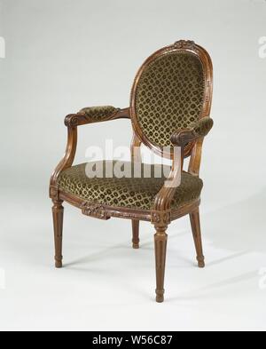 Fauteuil en acajou, avec les jambes à cannelures conique et décorée d'un noeud sur la ligne de front. Recouvert de velours vert avec un motif de rosettes. Capitonnage non original, fauteuil en acajou. Les meubles sont tapissés et repose sur les jambes avec cannelures conique. L'armature du siège est courbe à l'avant. La ligne de front est décorée avec un arc dans le milieu. La place de l'accoudoir à cannelures en forme de C'struts accoudoirs avec coussins, se terminant par une volute. L'ovale, fenêtre arrière est orné d'un collier de perles cousues et au milieu en haut avec un arc., anonyme, Pays-Bas), ch. 1780 - c Banque D'Images