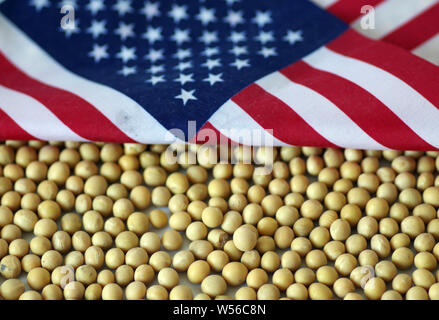 --FILE--Vue sur du soja importé et un drapeau national en Jinan City, Shandong province de Chine orientale, 6 avril 2018. Chicago Board of Trade (CBOT) Banque D'Images