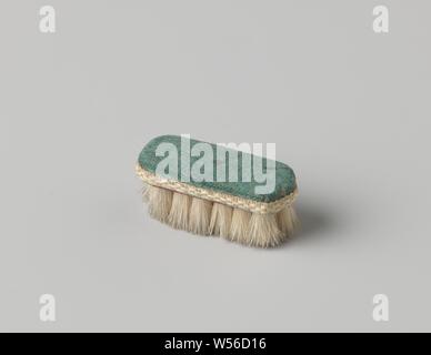 Slider, recouvert de soie bleu-vert, garni d'un ruban blanc, un curseur avec un dos recouvert de soie bleu-vert, orné d'un ruban de soie blanche. Les poils de l'avenant sont couvertes de cire ou de peinture rose, anonyme, Amsterdam (éventuellement), ch. 1750, la soie, de la laque (revêtement), cire, H 1,2 cm × 2,9 cm × w 1.1 cm Banque D'Images