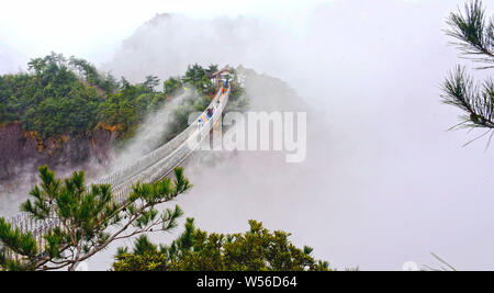 Une vue de mer de nuages à travers la Parc National de Xianju autour de la montagne dans la ville de Taizhou, Zhejiang Province de Chine orientale, 24 février Banque D'Images