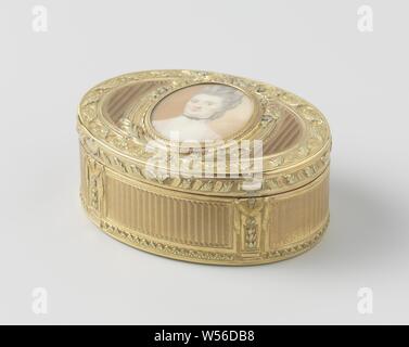 Snuff Box avec le portrait de Anna van Barnevelt (1725-1789), l'Oval snuff box en quatre couleurs d'or. Sur le couvercle une painted ladies portrait dans un médaillon ovale derrière une vitre. Louis XVI martelé l'ornement. Portrait miniature d'une femme, peut-être Anna van Barnevelt (1725-1789), épouse d'Abraham del Cour, seigneur de Krimpen. Buste, les yeux légèrement vers la droite, les personnes historiques - BB - femme, Anna van Barnevelt, Nicolas-Augustin Delions, ch. 1773 - c. 1774, l'or (métal), ivoire, verre, H 3,6 cm × 8.2 cm × w d 6 cm × H 4,2 cm × H 10,2 cm × w 9,8 cm × 7,7 cm d Banque D'Images