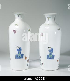 Vase, multi-couleur peint avec un décor Kakiemon, vase cylindrique en porcelaine peinte. Le vase est décoré avec un garçon en vert et bleu debout sur un sol bleu à carreaux, un bouquet de fleurs en bleu et violet attachées ensemble avec un ruban bleu et vert Kylin. Le fond est non. Le vase n'est pas marquée., Meissener Porzellan Manufaktur, Meissen, ch. 1725 - c. 1730, porcelaine (matériau), h 29,2 cm × d 11,6 cm Banque D'Images