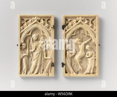 Diptyque avec la Vierge à l'enfant et la Crucifixion diptyque avec Maria avec l'enfant et de la Crucifixion, sur l'aile gauche se maria avec une fleur dans la main droite entre deux vers elle, portant la flamme des anges. L'enfant sur son bras gauche retient son bras droit derrière son dos. Les rayons de lumière s'allumer derrière Maria's head. Sur l'aile droite le Christ crucifié entre Mary avec un visage tourné et les mains posées sur la croix, et John avec un livre dans sa main gauche. Soleil et lune au-dessus de la croix, Marie (permanent ou d'une demi-longueur), l'enfant Jésus assis sur son bras (le Christ-enfant de Mary's à gauche), Angel Banque D'Images