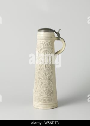 Tankard (schnelle) avec des scènes bibliques, Jug (schnelle) de grès avec un corps cylindrique, conique en forme de C et d'oreille. Adulte sous le bord et au-dessus du pied. Sur le corps en relief trois fois un imprimé et imposé de forme allongée avec des représentations bibliques. Les deux compartiments extérieurs avec trois médaillons à une représentation de Salomon, David et Daniel, entouré de vignes et de grotesques. La section centrale de la présentation du Christ et la couronne d'Épines avec un cartouche avec la date '1559' entre les deux. Tout cela est entouré de grotesques. Parmi les sujets de a band Banque D'Images