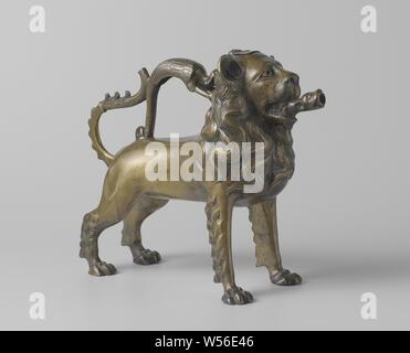 Aquamanile en forme de lion Aquamanile en forme de lion Lion-aquamanile, l'objet moulé dans la technique de cire perdue et largement décoré de la forme d'un lion avec un dragon comme sa poignée. Les détails sont tendus (la crinière, les verrous sur les jambes, la queue du lion), gravé (Les Ailes du dragon) ou perforé (la moustache du lion, le dos et la queue du dragon). Le dragon est connecté à la tête, le dos et la queue du lion. Le lion à l'avant a une tête d'animal dans sa bouche, qui agit comme un bec. Un morceau plus ou moins rectangulaire a été sciées en Banque D'Images