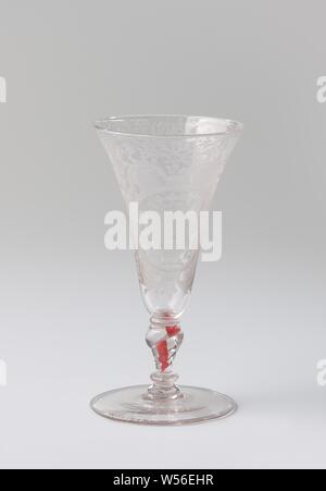 Gobelet avec les armoiries de la famille Van Beuningen, coupe de verre clair, incolore. Pied plat. La balustre, tordu en forme de tronc a une spirale rouge, une bulle et mereses trois. Le calice en forme d'entonnoir qui a un fond arrondi. Sur le calice, dans un cartouche formé de volutes avec surfaces emmêlée avec des points et des cercles, entouré par leafwork, est un médaillon ovale avec la famille couronné cimier Van Beuningen, flanqué de deux branches qui sont liés ensemble par le bas. Le long de la jante de la bouche un groupe avec leafwork symétrique et fleur sprays., anonyme, c. 1700 - c. 1725, verre, soufflage du verre Banque D'Images