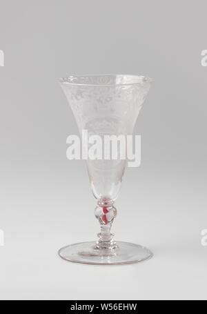 Kelkglas avec les armoiries de la famille Van Beuningen, Kelkglas de verre clair, incolore. Pied plat. La balustre, tordu en forme de tronc a une spirale rouge, une bulle et mereses trois. Le calice en forme d'entonnoir qui a un fond arrondi. Sur le calice, dans un cartouche formé de volutes avec surfaces emmêlée avec des points et des cercles, entouré par leafwork, est un médaillon ovale avec la famille couronné cimier Van Beuningen, flanqué de deux branches qui sont liés ensemble par le bas. Le long de la jante de la bouche un groupe avec leafwork symétrique et fleur sprays., anonyme, c. 1700 - c. 1725, verre, soufflage du verre Banque D'Images