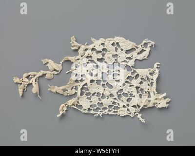 Bande de dentelle à aiguille avec vrilles bouclés et une variété de fleurs, Bande de dentelle aiguille de couleur naturel, Venise Appartement. Modèle avec vrilles ramifiées richement curly avec de petites fleurs multiples sur un terrain ouvert avec des pointes d'un seul côté des bars. Travail complet avec guirlande torsadée points avec différents motifs dans les évidements. Le haut était à l'origine orné d'un bord de dentelle, à la suite d'un dommage cette finale est manquant. Le fond est terminé par un picot frontière avec courbes., anonyme, Venise, c. 1700, , (matériau), télévision Venetian (point d'aiguille), l 14 cm × w 8,5 cm Banque D'Images