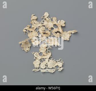 Bande de dentelle à aiguille avec vrilles bouclés et une variété de fleurs, Bande de dentelle aiguille de couleur naturel, Venise Appartement. Modèle avec vrilles ramifiées richement curly avec de petites fleurs multiples sur un terrain ouvert avec des pointes d'un seul côté des bars. Travail complet avec guirlande torsadée points avec différents motifs dans les évidements. Le haut était à l'origine orné d'un bord de dentelle, à la suite d'un dommage cette finale est manquant. Le fond est terminé par un picot frontière avec courbes., anonyme, Venise, c. 1700, , (matériau), télévision Venetian (point d'aiguille), l 9 cm × w 9,5 cm Banque D'Images