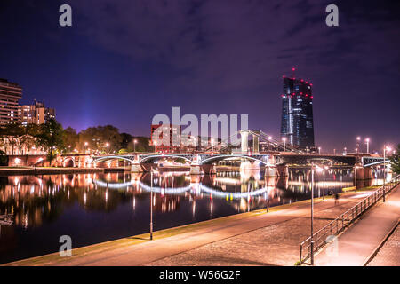 Ville de Frankfurt am Main en Allemagne vu la nuit avec des lumières, de la rivière, les bâtiments et les ponts. Banque D'Images