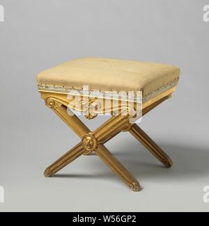 Tabouret de l'orme doré à croiser les jambes, Taburet de l'orme doré à croiser les jambes (forme de chaise pliante) et un coussin amovible., anonyme, Pays-Bas, 1800 - 1825, l'orme (bois), dorure (matériau), dorure, H 49 cm l 50 cm × H 41 cm d 11 cm l 52 cm × d 43 cm Banque D'Images