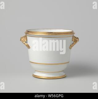 Cachepot ou pot de fleurs avec anses en forme de masque, Chachepot ou cache-pot en porcelaine, peintes sur l'émail en or. Le pot a une forme cylindrique, ventre légèrement évasée, qui s'étend vers l'propagation. Profile sous la règle. Les deux oreilles sont modélisées sous la forme de masques. Inscrite sur le fond avec deux épées croisées à partir de l'usine de porcelaine de Meissen et BX., anonyme, France, ch. 1800 - c. 1824, Porcelaine, glaçure (matériel), de l'or (métal), la vitrification, h 19,7 cm d 22 cm d 14,7 cm l 25,2 cm Banque D'Images