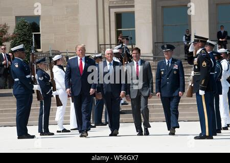 Président américain Donald Trump, gauche, arrive en même temps que Vice-président Mike Pence, 2ème à gauche, le nouveau Secrétaire de la Défense, le Dr Mark T. Esper et vice-président du Conseil des chefs d'état-major général Paul Selva, droite, au cours d'une cérémonie d'honneurs officiels au Pentagone le 25 juillet 2019 à Arlington, en Virginie. Banque D'Images