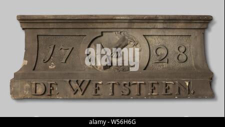 De brique avec image et l'inscription : DE WETSTEEN et l'année 1728, rectangle horizontal avec pivoter et d'autre. Au milieu d'un médaillon ovale avec une pierre rectangulaire sur laquelle un couteau dans une main. Sur la gauche du médaillon le numéro 17, sur la droite, le nombre 28. Le long du bord inférieur de la pierre l'inscription DE WETSTEEN. Les résidus de peinture. Le coin inférieur droit est cassé et est conservé avec la pierre., Pays-Bas (peut-être), 1728, l 65 cm × w 161,5 cm × d 21 cm × W 320 kg h 12 cm × w 176 cm × d 77,5 cm Banque D'Images