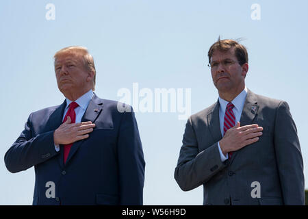 Président américain Donald Trump et le nouveau Secrétaire de la Défense, M. Mark T. Esper, droite, se présenter à l'hymne national lors d'une cérémonie d'accueil spécialisé au Pentagone le 25 juillet 2019 à Arlington, en Virginie. Banque D'Images