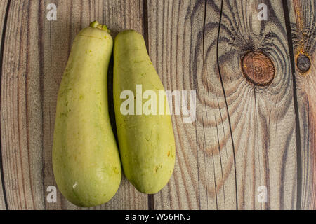 Les courgettes sur une table en bois. Chasse d'automne de grâces Banque D'Images