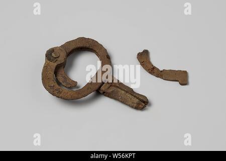 Croix raccord avec fragment détaché de l'épave du navire East Indies Hollandia, diviseur, érodées comprenant : 2 jambes, chacune avec un seul anneau semi-circulaire, télévision à la section, avec un pivot circulaire à la fin de l'œil, avec 2 anneaux id., chaque emboîté dans l'une des jambes, articulée, Annet, Dutch East India Company, Hollandia (navire), anonyme, Pays-Bas, 1700 - dans ou avant le 13-Aug-1743, le cuivre (métal), h 7,8 cm l 5,3 cm × d 1,3 cm h 0,2 cm l 4,2 cm × 1,7 cm d Banque D'Images