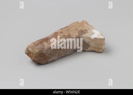 Des tessons de bouteilles de la cave de l'épave d'Indes' t Vliegend Hart, six grands fragments de bouteilles cave carré : deux fonds et quatre (court) cou avec des entrailles. Et un certain nombre de plus petits fragments. Le verre est vert à l'origine mais dans de nombreux cas, décolorée ou couverts de dépôt. Trois d'étranglement contiennent encore des traces de vernis et de Cork. Bouteille de cas, Dutch East India Company, 't Vliegend Hart (navire), Middelburg, 1700 - 2-Mar-1735, Cork, H 7,8 cm × w 10 cm × d 10 cm × H 2,1 cm × w 3.2 cm × d 2.3 cm Banque D'Images