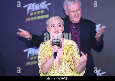 L'actrice américaine Rosa Salazar, avant, et cinéaste canadien James Cameron arrivent sur le tapis rouge pour la première du film 'Alita : Battle Angel Banque D'Images