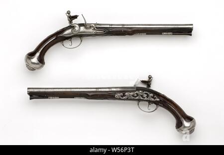 Pistolet à silex, partie d'un couple. Le verrou est non décorée à l'exception de la bordure gravée et dispose d'une signature. La boucle est marquée à l'arrière avec les armoiries de la ville d'Amsterdam et sur le fond avec un lis. Le ballon a été coupé avec, entre autres choses, accolade. Elles sont aussi équipées d'un fer à repasser la plaque à vis de vrilles, une plaque du pouce en forme de cœur encadré par les bords et blossom branches avec une couronne au-dessus de lui, et une fiole avec un masque en relief sur un flacon octogonal couvercle, le stick de chargement est équipé d'un fer à repasser cap., Jan van Solingen [I], Amsterdam, 1690 - 1700, le fer (métal), bois (usine Banque D'Images