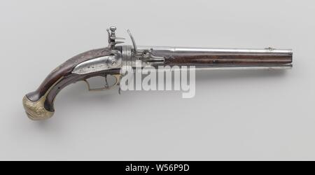 Double pistolet silex exécutant, d'artillerie lourde. La serrure est simplement gravé d'arabesques et une signature, les casseroles sont une protection anti-pluie. Les deux canons sont montés l'un au-dessus de l'autre et fourni avec un pare-soleil d'argent par du grain sous la forme d'un masque grotesque. Le stock se compose de deux parties : un tiroir avant rainurés avec le stick dans l'une des rainures, et un rétrécissement poignée. Le cuivre, plaqué or plaqué-agencement : angle d'un pontet à l'ergot de verrouillage pour le mécanisme tournant et gravé du numéro 15, une plaque à vis d'open-travaillé feuillus défile avec une sirène, Banque D'Images