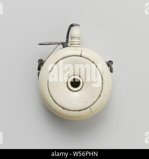 Exposition internationale Paris 1931 colonial - La Section de Pays Bas, un dossier avec 12 cartes postales en noir et blanc sur l'exposition coloniale internationale Paris 1931. Cinq cartes montrent le pavillon néerlandais, architectes : Moojen et suédois, deux montrent des peintures murales réalisées par Charles Sayers, les cinq autres cartes sont des illustrations de reconstructions de maisons à Bali et Sumatra, Paris, Adolphe Braun et Cie, 1931, papier, impression, l 9,5 cm × w 15,5 cm Banque D'Images