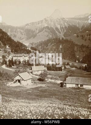 Maison de vacances en Suisse, vacances en Suisse. Une partie de l'album photo de la famille Boom-Gonggrijp au Suriname et Curaçao., Andries Augustus Boom, Suisse, Mai-1899, du papier photographique, h 100 mm × w 80 mm Banque D'Images