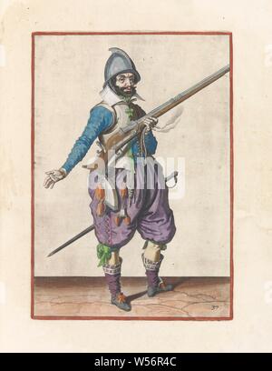 Garde soldat en tenant son gouvernail avec sa main gauche incliné vers le haut sur sa main droite, sa main droite sur le onderwysinghe étendu Corte, afbeeldinghe figuerliicke ghebruyck droit important des Roers (titre de la série d'origine), un soldat en faction, pleine longueur, à droite, tenant un gouvernail (un certain type d'arme à feu) avec sa main gauche près de son côté droit, le canon est incliné vers le haut. Dans sa main gauche, en plus de la gouverne de direction, un fusible. Il étend sa main droite. Cette gravure fait partie de la série de 42 exemplaires numérotés à la main d'hommes armés dans le Wapenwerkinghe. Sur cette copie le numéro est imprimé Banque D'Images