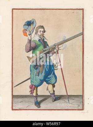 Garde soldat en tenant son fusil de sa main gauche, incliné vers le haut avec sa main droite, tout en tenant son chapeau avec sa main droite sur le figuerliicke onderrechtinghe Corte, aengaet imagehe soo beaucoup de l'ghebruyck ( Musquet droit vant (série originale) titre, un soldat en faction, pleine longueur, à droite, tenant un fusil (un certain type d'arme à feu) à sa droite, sa main gauche autour de la fourche de l'furket mousquet (fourchette) à laquelle le canon, inclinaison vers le haut, la paix. Une mèche dans sa main gauche. Le soldat retire son chapeau avec sa main droite. Cette gravure fait partie de la série de 43 Banque D'Images