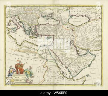 Carte de l'Empire turc, Tvrcicvm imperivm (titre sur l'objet), la carte de France (en haut à gauche) jusqu'à et y compris la moitié de l'Iran, frontières, frontières de couleur jaune, cartouche avec l'inscription ci-dessous à gauche entouré par trois dignitaires de l'Est et deux blanches (européen) prisonniers. Bas à droite de l'échelle en milles allemands, des cartes de pays ou de régions distinctes, la Turquie, l'Empire Ottoman, Joannes L'huilier, Amsterdam, 1650 - 1700, papier, gravure, h 453 mm × W 555 mm Banque D'Images