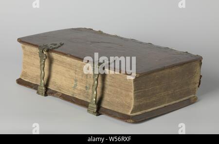 Les États membres une Bible (Bible) Ship's Bible de Maerten Harpertsz Tromp Ship's Bible de Maarten Harpertsz. Tromp (Statenbijbel), Statenbijbel, relié en cuir marron, bande de verrous sur les bords, première édition. Sur le pneu est à la fois sur la plaque avant et arrière centre. cartouche imprimé en cuir. Contenu : page de titre, ancien testament, nouveau testament et livres apocryphes. À l'avant sont deux folios avec notes et imprimer avec portrait de M.H. Tromp. Texte de la Bible est en script Gothique, la première capitale de chaque chapitre est orné d'un motif fantaisie ou d'impression. Inscription, BIBLIA, / c'est Banque D'Images