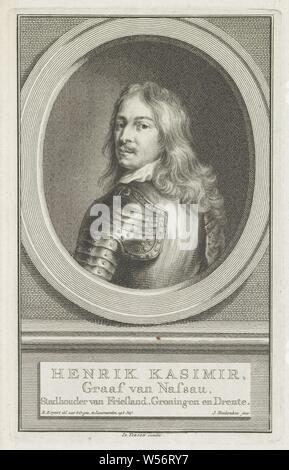 Portrait d'Hendrik Casimir Ier, Comte de Nassau-Dietz, Portrait d'Hendrik Casimir I dans un ovale. Dans un cadre, son nom et les titres, Hendrik Casimir I Comte de Nassau-Dietz, Jacob Houbraken (mentionné sur l'objet), Amsterdam, 1749 - 1759, papier, gravure, h 179 mm × W 113 mm Banque D'Images