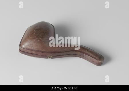 Au cas où le tuyau de S.J.P. Kruger, le cas dans la forme de la canalisation est faite de bois, recouvert de cuir rouge, l'intérieur recouvert de soie verte d'un côté, s'est évanoui avec feuille vert grossier de l'autre, l'Afrique du Sud, Paul Kruger, Zuid-Afrika (peut-être), 1800 - 1900, le bois (matière végétale), cuir, tissu, soie, de cuivre (métal), découpage, w 4 cm d 7 cm × l 15 cm × 5 cm × w d 8 cm Banque D'Images