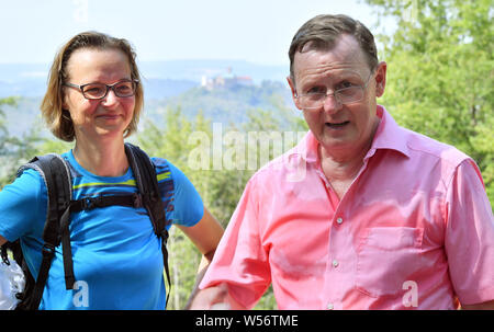 Eisenach, Allemagne. 26 juillet, 2019. Bodo Ramelow (gauche), premier ministre de la Thuringe, et Katja Wolf (La Gauche), Maire d'Eisenach, randonnée à travers la gorge de Landgrafenschlucht (Landgrave) en vue de la château de Wartburg au 'bien'. Ramelow sur plusieurs jours de la tournée d'été a la devise '# Avenir Thuringe - découvertes touristiques, trésors culturels'. Crédit : Martin Schutt/dpa-Zentralbild/dpa/Alamy Live News Banque D'Images